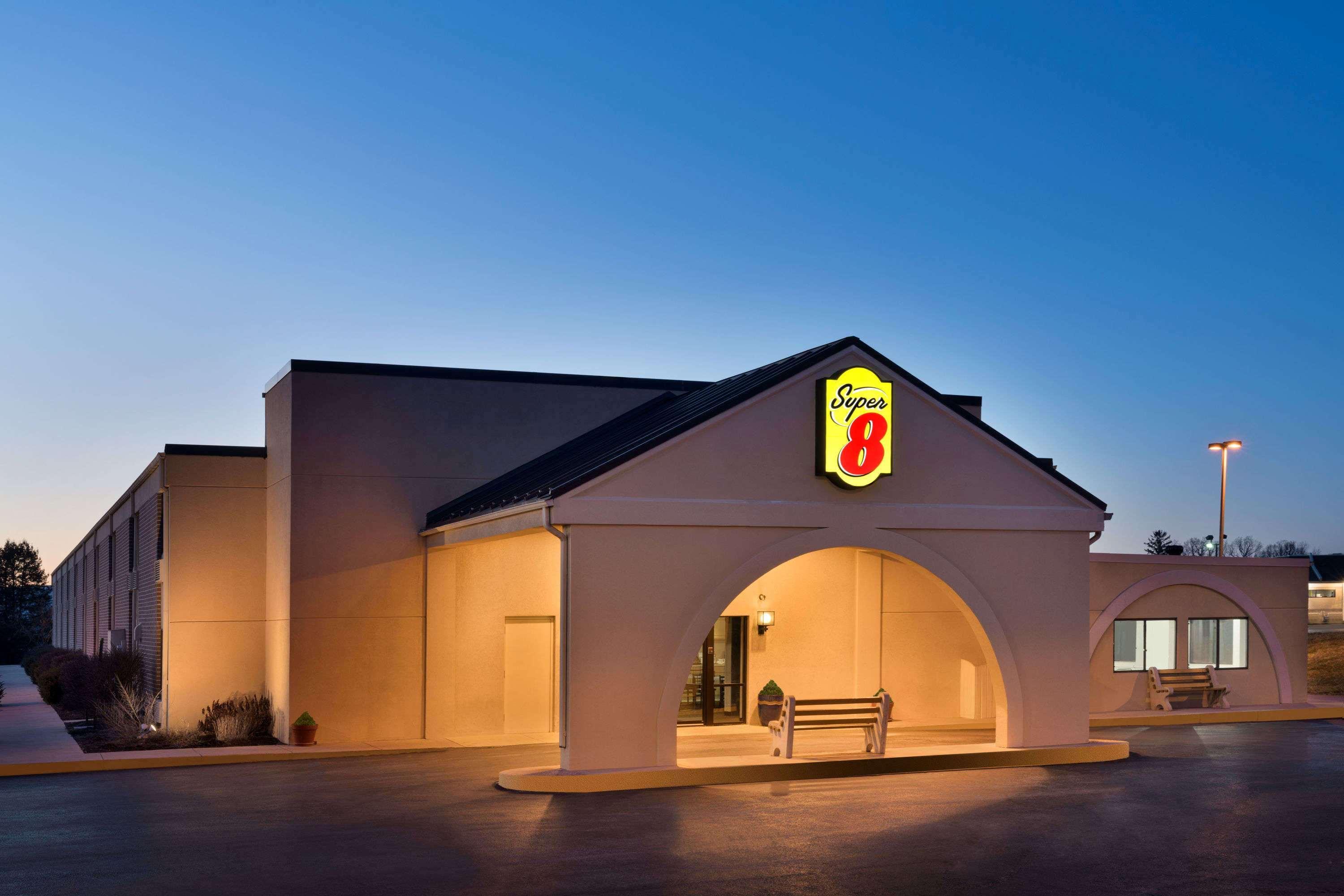Super 8 By Wyndham Chambersburg I-81 Hotell Exteriör bild