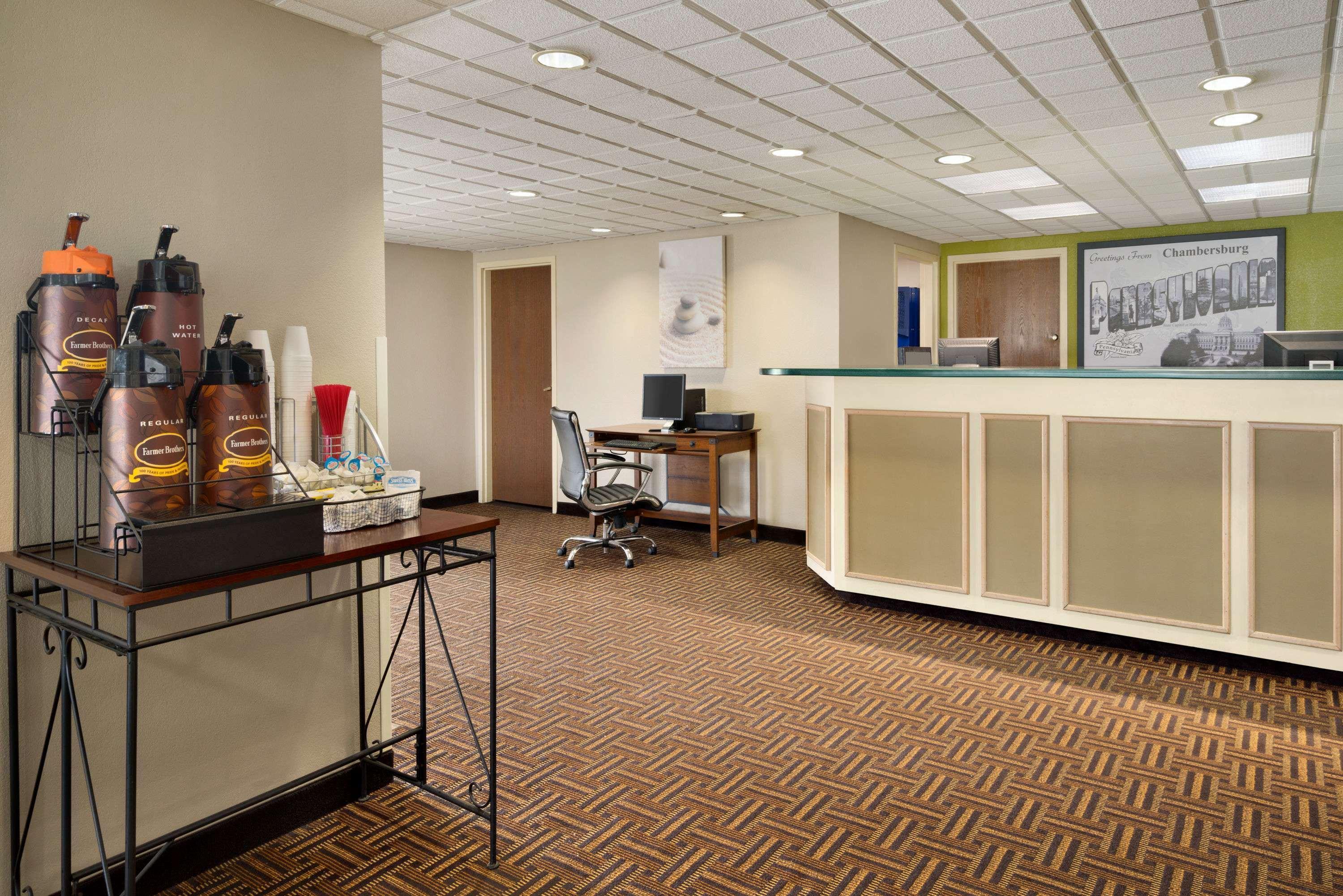 Super 8 By Wyndham Chambersburg I-81 Hotell Exteriör bild