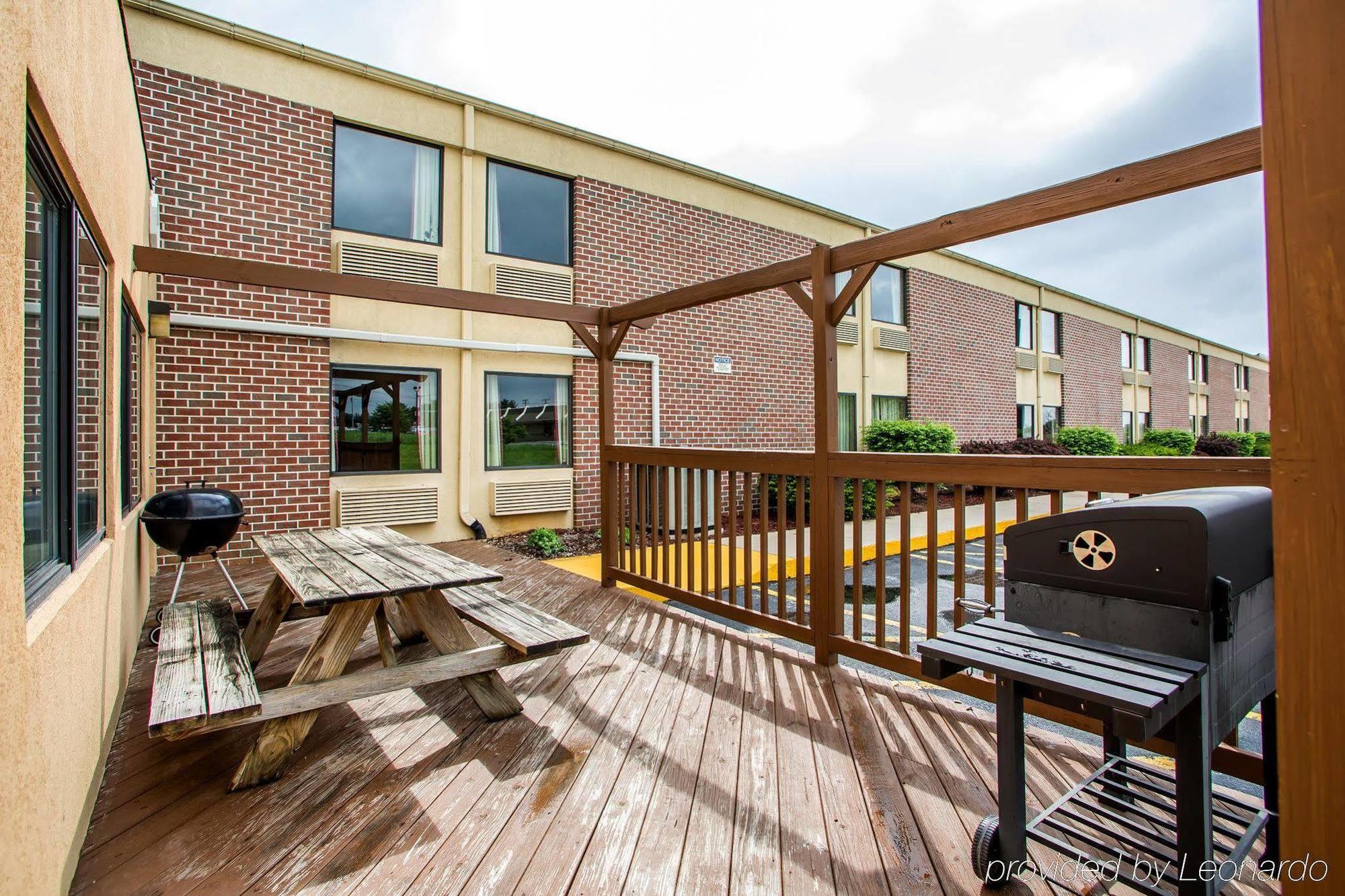 Super 8 By Wyndham Chambersburg I-81 Hotell Exteriör bild